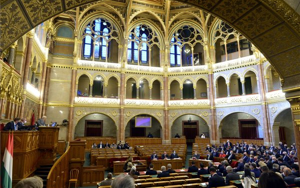 A veszélyhelyzettel összefüggő törvényjavaslatot tárgyal a parlament